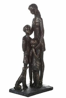 sculptuur moeder met kind en hond