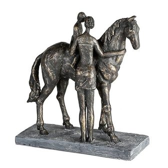 Sculptuur moeder met kind op paard