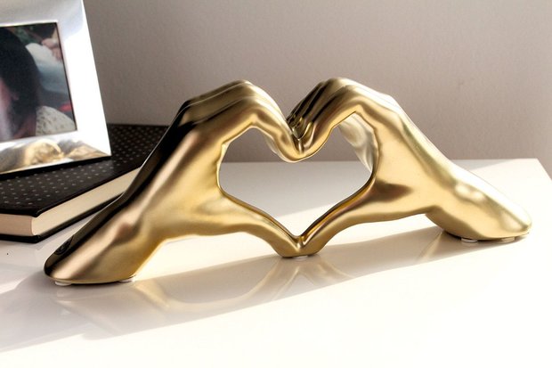 Sculptuur hand met hart goud