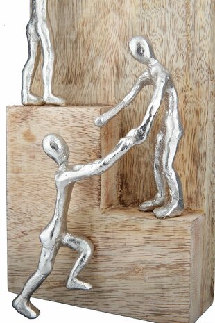 Hout sculptuur 'Helpen'