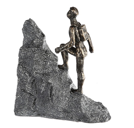 sculptuur lopen op rots